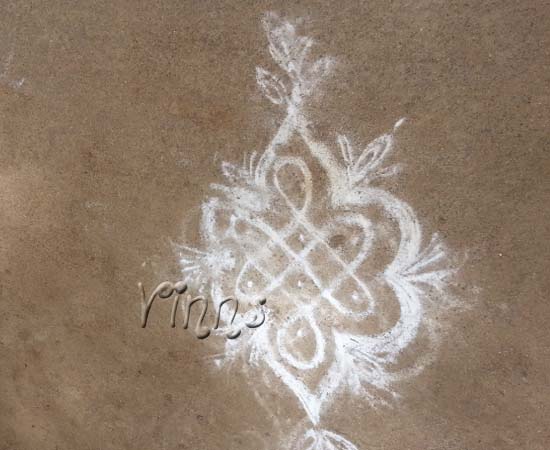 Sikku kolam wiht four dots